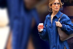 JLo aparece con vestido Valentino y deja ver parte de sus glúteos