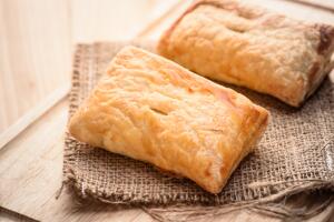 bizcochos-con-tapas-de-empanada.jpg