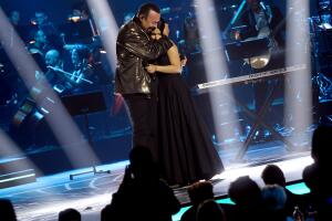 Pepe y Ángela Aguilar se fundieron en un abrazo durante la gala a Persona del Año. 