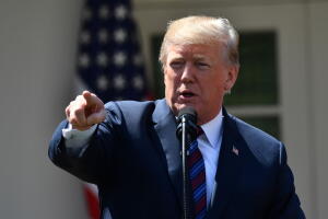 El presidente Donald Trump arremete contra James Comey a días de la publicación de su libro. 