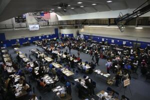 
Inmigrantes solicitan su ciudadanía anticipándose a la elección presidencial de EEUU