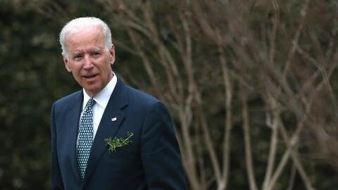 Biden recibe el apoyo del congresista negro más influyente antes de la primaria de Carolina del Sur