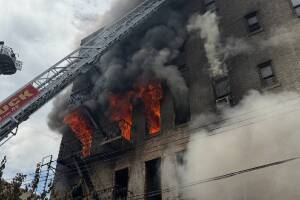 Explosión en el Bronx deja un muerto, 15 heridos y 45 desplazados tras incendio de cinco alarmas.