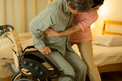 <b>Puesto 16. Auxiliares de enfermería, psiquiatría y salud en el hogar. </b>Ganaron en promedio 26,832 dólares en 2018. A diferencia de las enfermeras registradas, no se requiere que los asistentes de salud en el hogar tengan ningún tipo de título universitario, aunque los empleados de algunos centros de cuidado deben estar certificados. Hay 1,419,000 de estos trabajadores en EEUU.