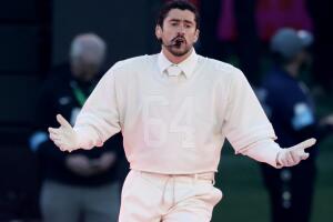 El número "64" en la camiseta de Bad Bunny llamó la atención.