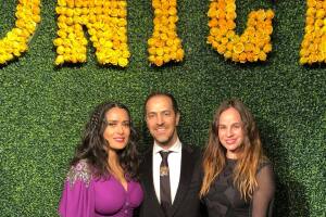 Salma Hayek con su hermano y su cuñada