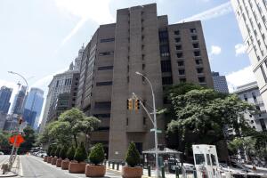 Funcionarios de la ciudad de Nueva York han propuesto la posibilidad de alojar a inmigrantes en una antigua prisión federal que alguna vez albergó a mafiosos, terroristas y estafadores de Wall Street. 