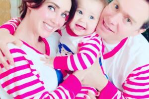 Para celebrar la primera Navidad de su hijo Manuel, Anaí y su esposo Manuel Velasco usaron unas divertidas pijamas iguales para toda la familia.