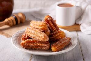 Receta de churros mexicanos: el secreto para que queden crujientes y su sabor tradicional.