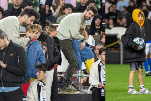 Los hijos de Piqué lucieron serios durante el evento junto a su padre.