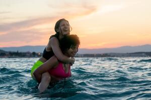 the-swimmers-película-netflix