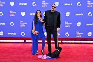 Pepe Aguilar y su esposa