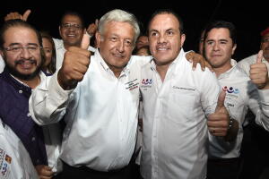 Cuauhtémoc Blanco, candidato por la gubernatura de Morelos, junto al candidato presidencial Andrés Manuel López Obrador.