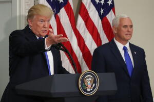 El presidente Donald Trump junto al vicepresidente Mike Pence durante la reunión del panel de voto ilegal