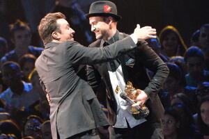 justin-timberlake-y-jimmy-fallon-abrazo.jpg