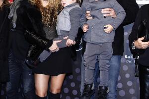 Shakira y Piqué con Milan y Sasha en una entrega de premios.
