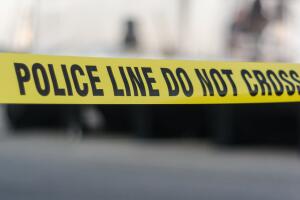 Hombre muere apuñalado cerca de Times Square; policía busca a tres sospechosos.