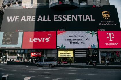 Coronavirus: carteles publicitarios del Times Square se llenan de mensajes de apoyo a los trabajadores esenciales 44 "Todos somos esenciales".