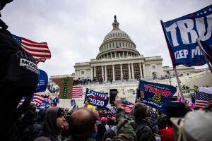 Una turba de simpatizantes de Trump frente a la fachada este del Capitolio de Washington DC, el 6 de enero de 2021.