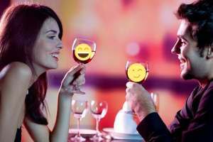 Pareja brindando con emoticones