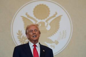 El presidente Donald Trump habla con líderes empresariales en una cena en Tokio, Japón, el martes 28 de octubre de 2025. 