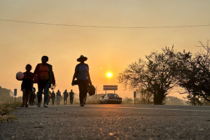 Caravana de enero de 2024 caminando en la carretera de Arriaga.