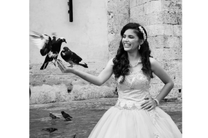 Perrito callejero interrumpe sesión de fotos de quinceañera