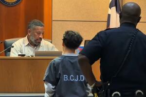 menor detenido Texas homicidio involuntario auto robado corte juvenil caso hermano audiencia abuela