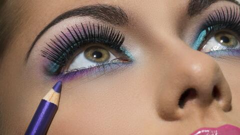 Las pieles morenas se ven increíbles con estos 5 colores de sombras para ojos | Estilo de Vida Belleza | Univision Las pieles morenas se ven increíbles con estos 5 colores de sombras para ojos | Estilo de Vida Belleza | Univision