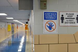 Choque de opiniones por el manejo de los casos de coronavirus en las escuelas de Chicago.