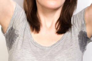 Macetes para acabar com cheiro de suor impregnado na sua roupa sem estragar