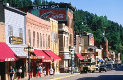 <b>8. Deadwood, Dakota del Sur.-</b>Este lugar de 1,304 habitantes se ha empeñado en mantener la esencia del Viejo Oeste con sus casas antiguas y manteniendo vigentes sus tradiciones históricas. Fue el hogar de Martha Jane Cannary Burke, más conocida por su apodo, "Calamity Jane", la icónica defensora de la frontera. <br>