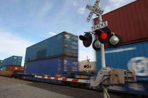 Tren choca a un carro en Bakersfield
