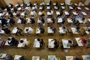 Estudiantes presentan examen 