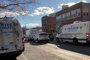 Investigadores del NYPD investigan los eventos que llevaron a este fatal encuentro.