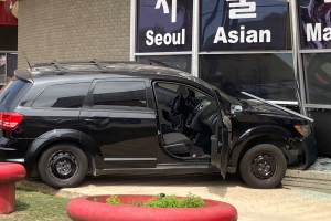 camioneta-choca-mercado-coreano-San-Antonio