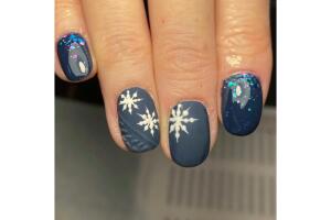 Diseño de uñas navideño para uñas cortas con efecto suéter