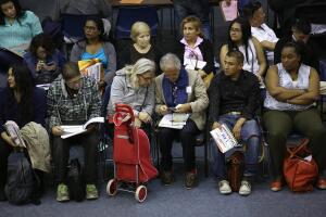 
Inmigrantes solicitan su ciudadanía anticipándose a la elección presidencial de EEUU