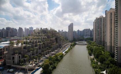 La ondulante topografía y los edificios históricos incluidos en el complejo se conectan mediante un puente sobre una parcela de terreno estatal. "Aún no se ha establecido una fecha exacta de inauguración de '1000 Trees', pero lo más probable es que sea a finales de 2020", apuntó Croll.