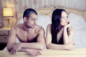 casal-cama-tedio.jpg