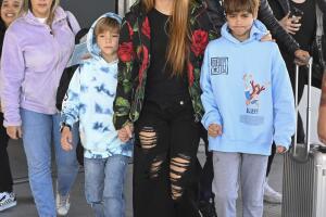Shakira lució un costoso outfit.