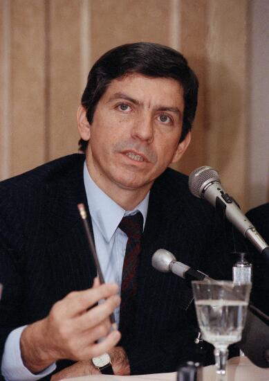 El Hermano De Pablo Escobar Presenta Un Telefono Celular Plegable