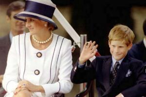 Princess Diana(L) and her son Harry(R) w
