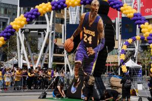 Llegan los fanáticos a despedir a Kobe