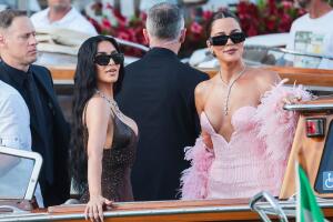 Kim y Khloé Kardashian rumbo a la boda de Jeff Bezos y Lauren Sánchez