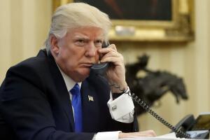 Donald Trump habla por teléfono 