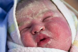 recem-nascido-vernix.jpg