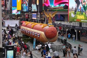 Hot Dog enorme en Nueva York.jpg