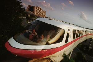 El sistema de monorraíl en Walt Disney World ofrece vistas panorámicas únicas y comodidad para los visitantes entre parques y hoteles.