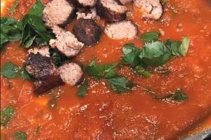 Tommy Mottola cocina fusilli con salsa marinara